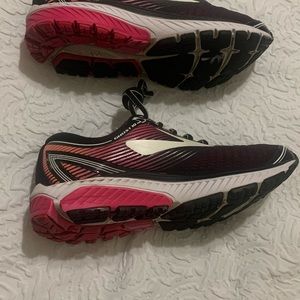 Brooks Tennis Shoes 7.5
